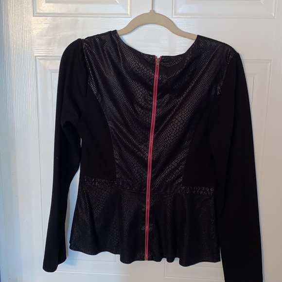 GUESS FAUX LEATHER/SNAKE SKIN PEPLUM TOP - Picture 4 of 5